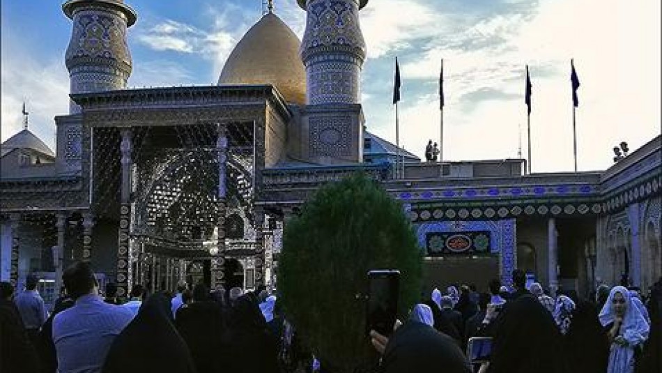 پرچم عزای حسینی در قبله تهران برافراشته شد