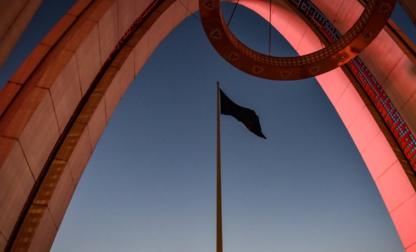 اهتزاز پرچم یاحسین(ع) بر فراز بلندترین سکوی پرچم خاورمیانه