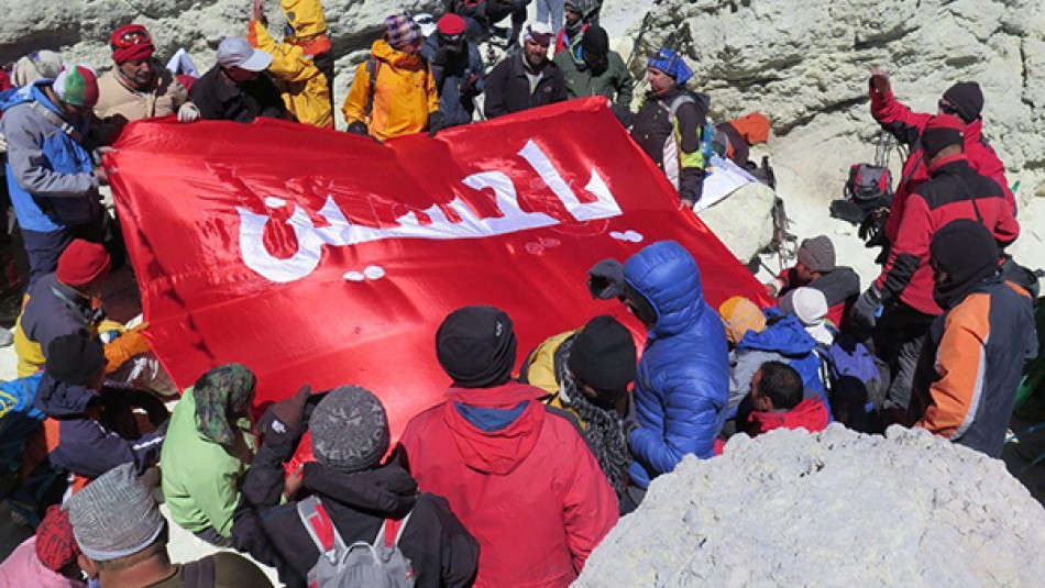 اهتزاز پرچم حرم حسینی(ع) بر فراز قله دماوند توسط کوهنوردان خراسانی
