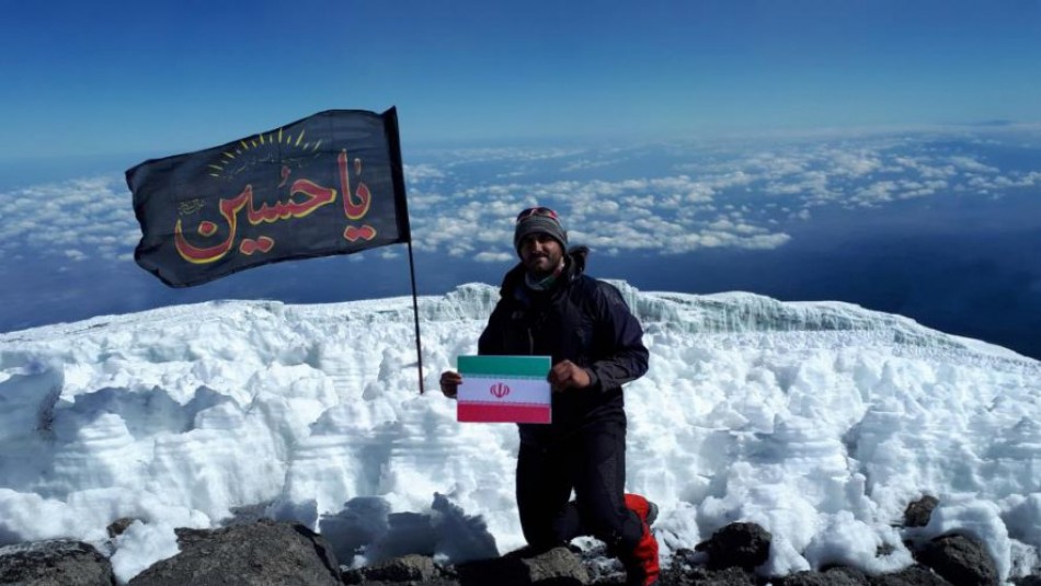 اهتزاز پرچم یاحسین(ع) بر فراز بلندترین قله افریقا توسط کوهنورد گیلانی
