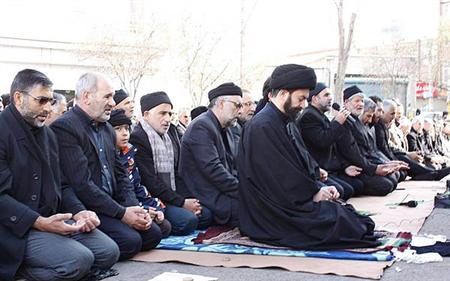 عزاداران و حسینیان شهر اردبیل، نماز ظهر عاشورا را در چهار نقطه این شهر  اقامه می کنند