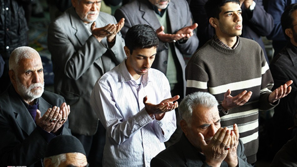 تناقض رفتاری برخی نمازخوانان عامل دوری جوانان از نماز است/ تنها ۴۲ درصد جوانان در کشور نماز می‌خوانند