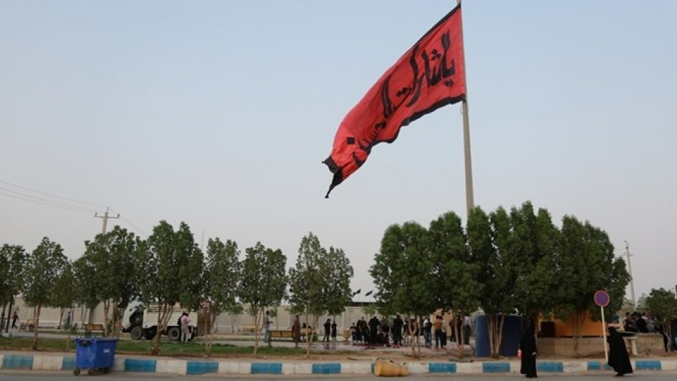 بزرگ‌ترین پرچم اربعین حسینی در شلمچه بر افراشته شد