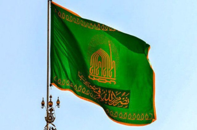 پرچم حرم رضوی در میدان امام رضا (ع) سمنان به اهتزار درآمد