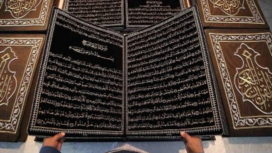 کتابت قرآن با نخ و سوزن در ترکیه/عکس