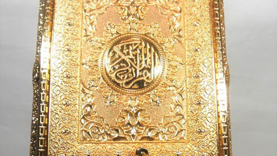 رونمایی ازجعبه قرآن ساخته شده از نقره وطلا اثر هنرمند استان مرکزی