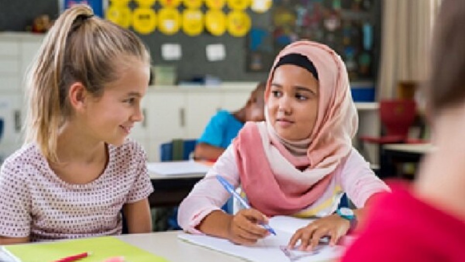 ممنوعیت حجاب برای دانش آموزان مسلمان برخلاف قوانین حقوق بشر است