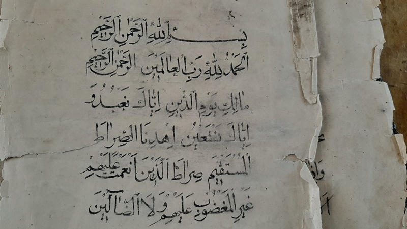 نگهداری یک جلد قرآن با قدمت 216 ساله