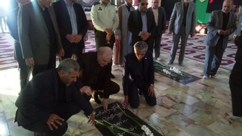 وزیر بهداشت، درمان و اموزش پزشکی به شهدای استان سمنان ادای احترام کرد