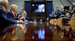 گاف ترامپ هنگام تبریک به فضانوردان نخستین پیاده روی زنانه
