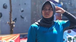 وقتی با حجاب می‌توان تمام رکوردها را شکست/ دختر محجبه اندونزیایی بر قله افتخار