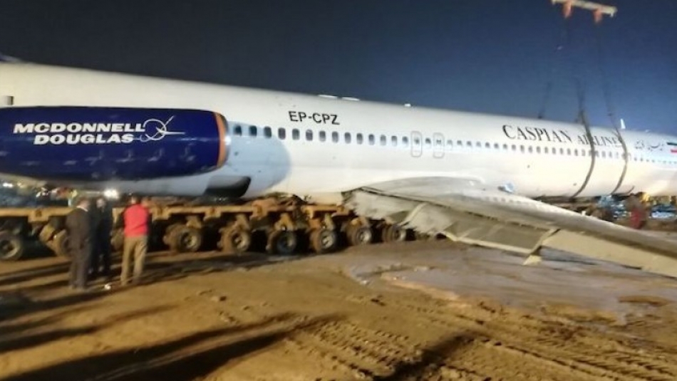 هواپیمای خارج شده از باند ماهشهر به فرودگاه منتقل شد