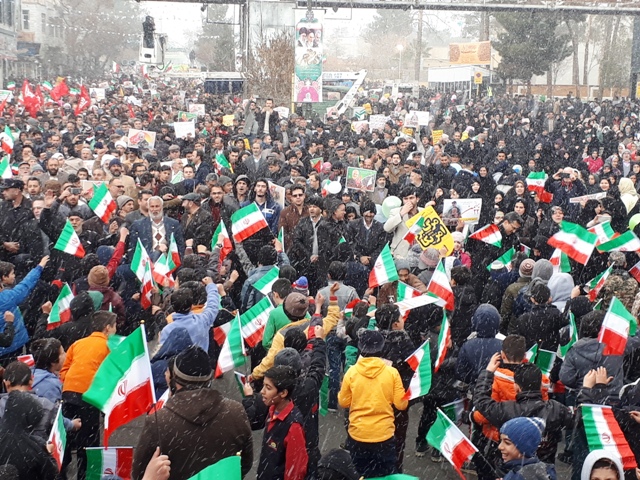 سمنانی ها در راهپیمایی یوم الله 22 بهمن وحدت و انسجام خود را به نمایش گذاشتند