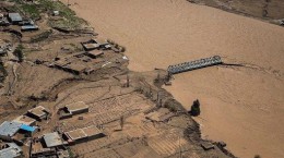 طغیان رودخانه‌ها راه ۲۴۳ روستای لرستان را قطع کرده است