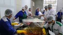 طبخ و توزیع 75 هزار پرس غذای گرم در شب و روز عید غدیر 