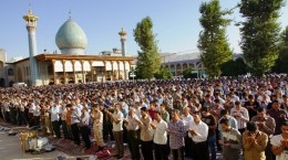 ببینید/ حال و هوای بهاری نماز عید فطر در حرم شاهچراغ شیراز