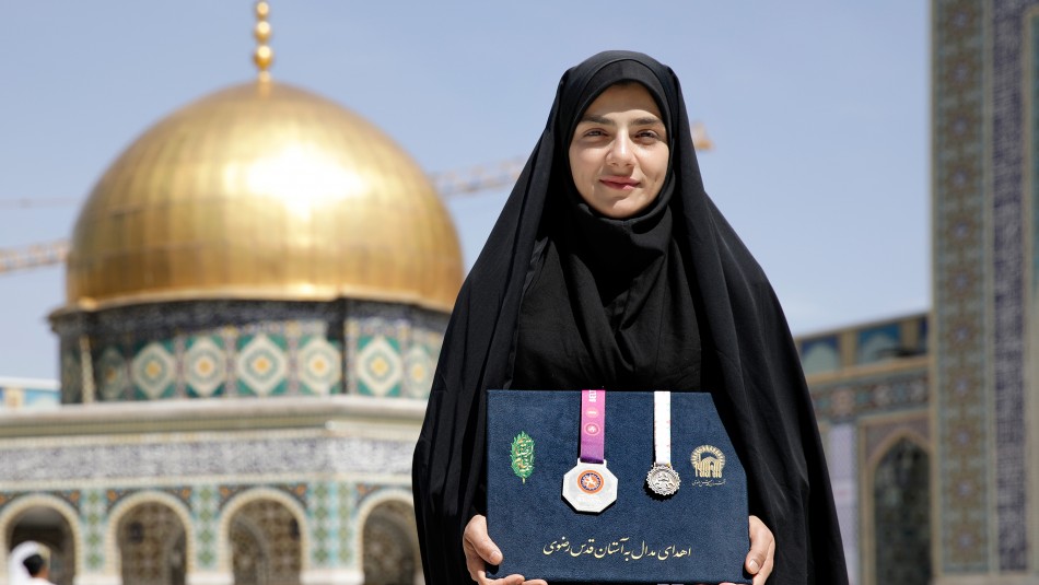 تصاویر/ اهدای مدال طلای بانوی ورزشکار به موزه حرم رضوی  