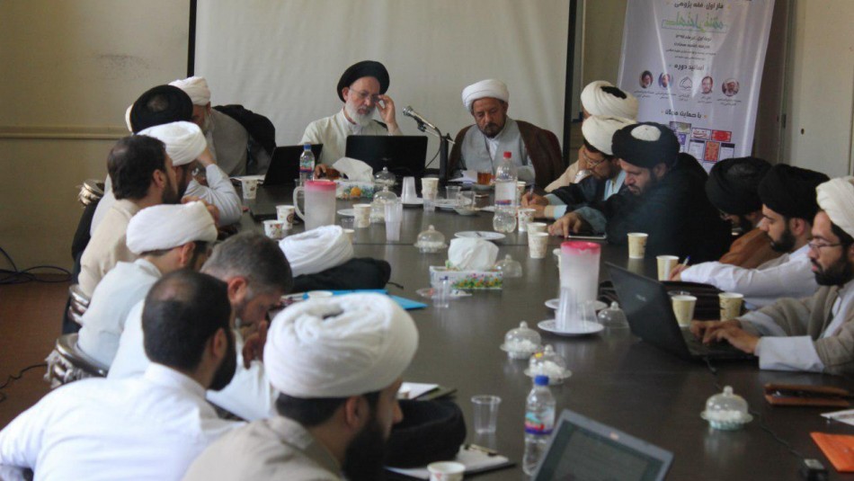 بررسی «چالش‌های فقه در دنیای معاصر» با حضور دانشوران علوم دینی در مشهد