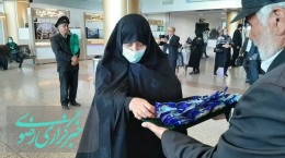 استقبال خدام رضوی از زائران در فرودگاه هاشمی نژاد مشهد  