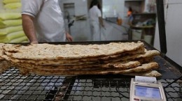 نانوایان کرمانی در دهه کرامت برای زائران امام رضا(ع) نان می‌پزند
